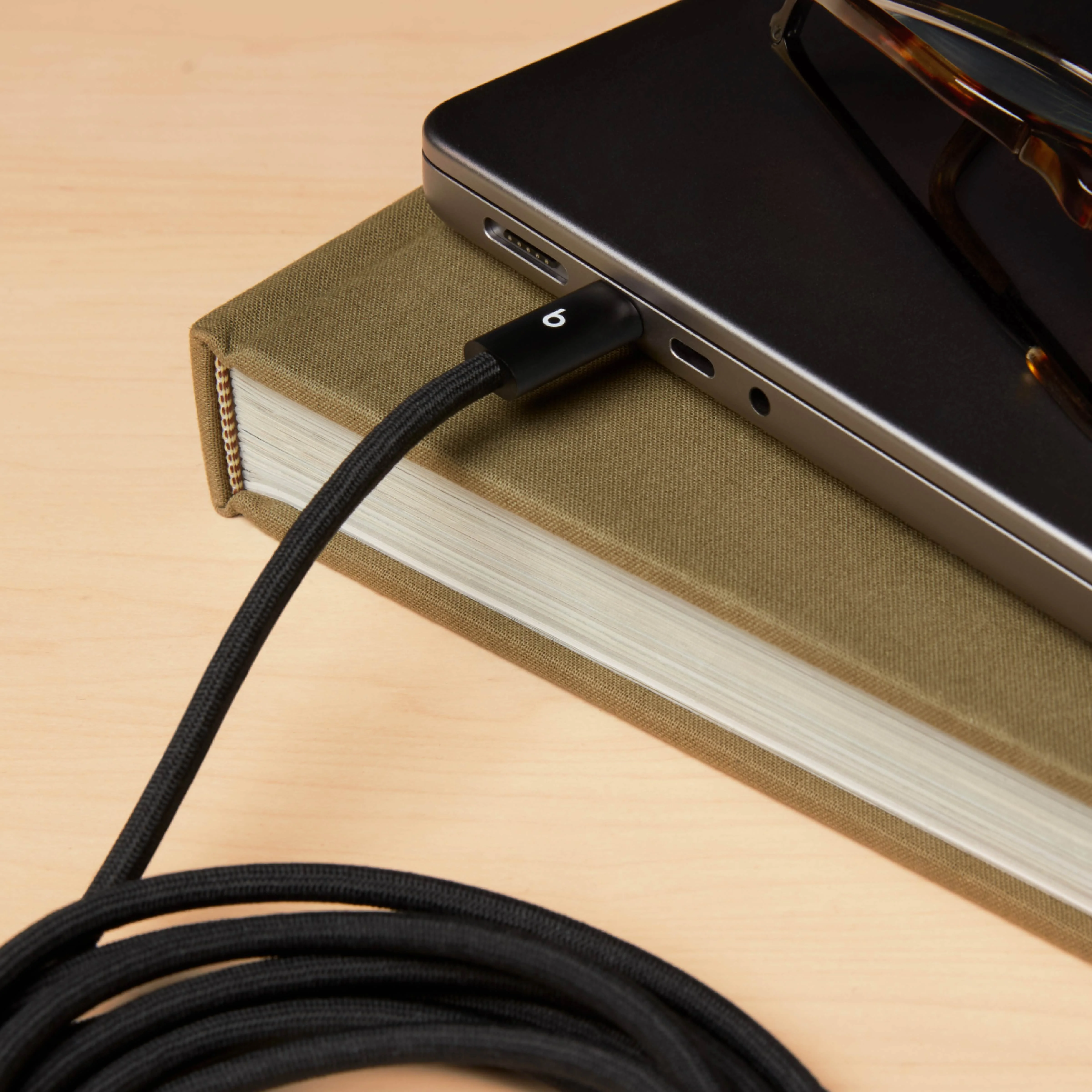 Alternative view of Beats 240W USB-C to USB-C Braided Cable (3 m / 10 ft)  - Bolt Black